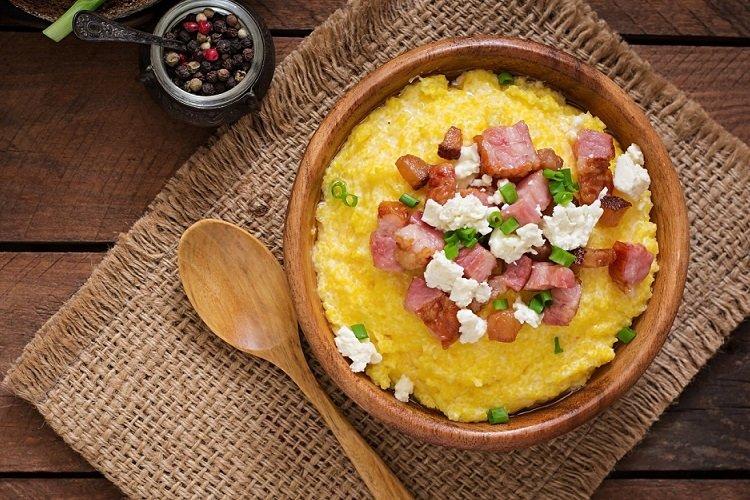 Bouillie de maïs au jambon et feta