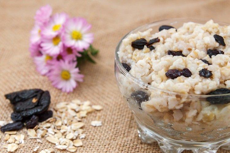 Gruau aux raisins secs et aux pruneaux