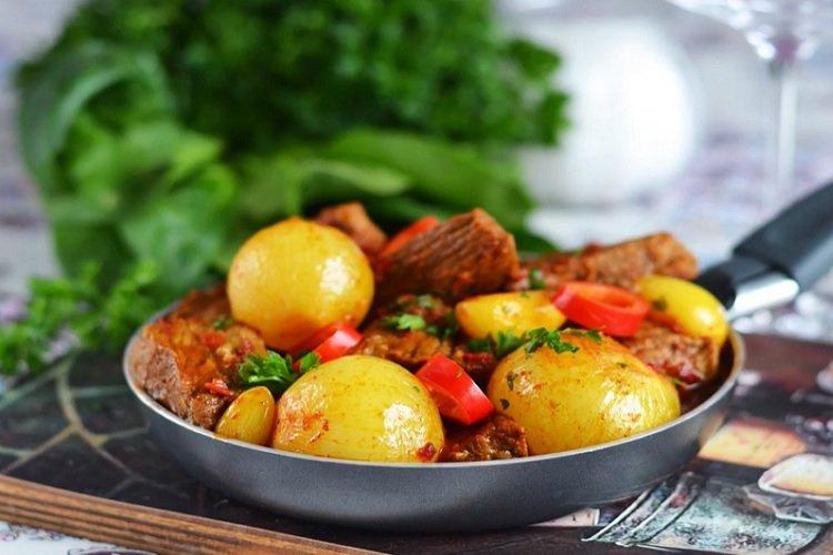 Ragoût de boeuf aux oignons entiers