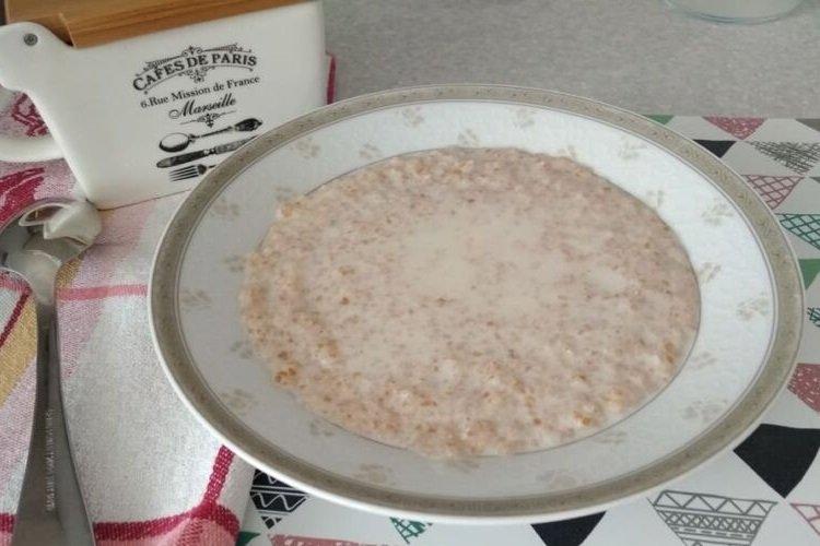 Bouillie de blé liquide avec du lait