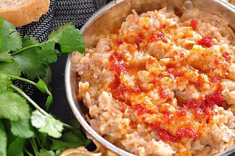 Bouillie de blé avec sauce tomate
