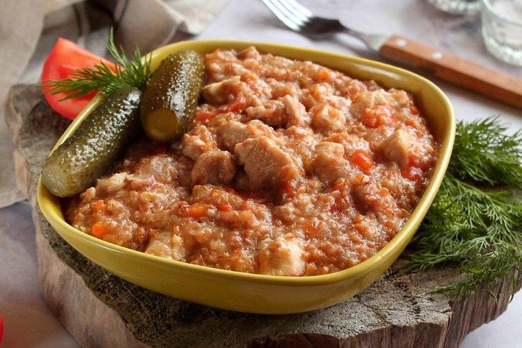 Bouillie de blé avec du porc