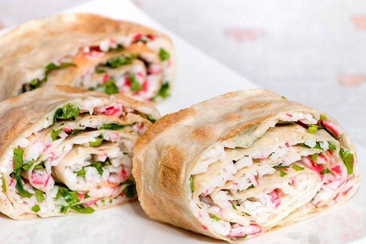 Lavash farci aux bâtonnets de crabe