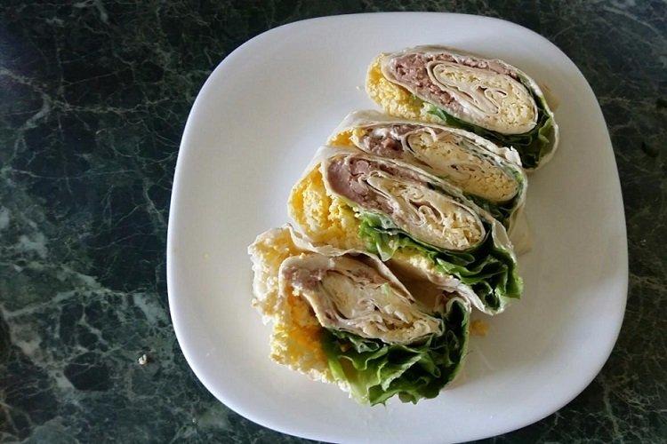 Lavash farci au foie de morue et fromage à la crème