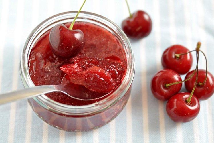 Confiture de cerises douces dans un mélangeur