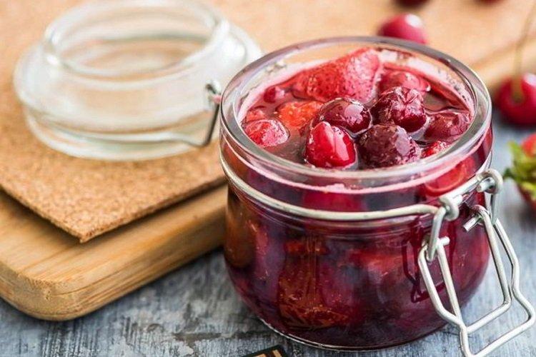Confiture de cerises douces et de fraises