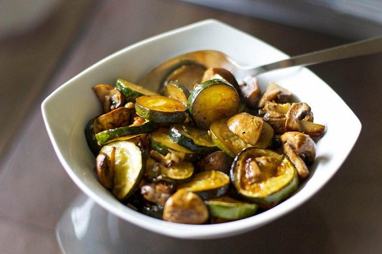 Courgettes aux champignons mijotés à la sauce soja