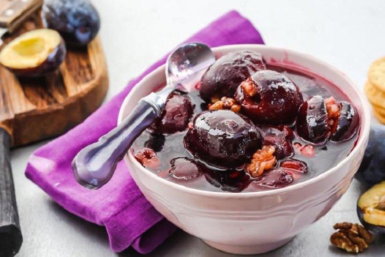 Confiture aux noix et prunes