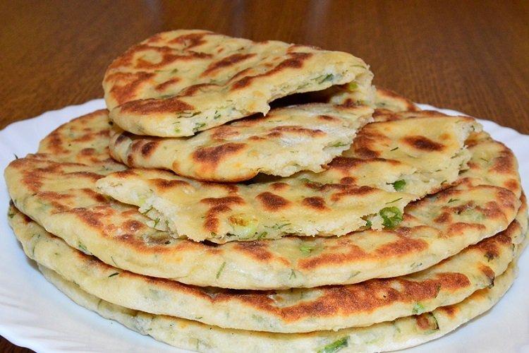 Gâteaux au fromage avec du fromage cottage et des herbes