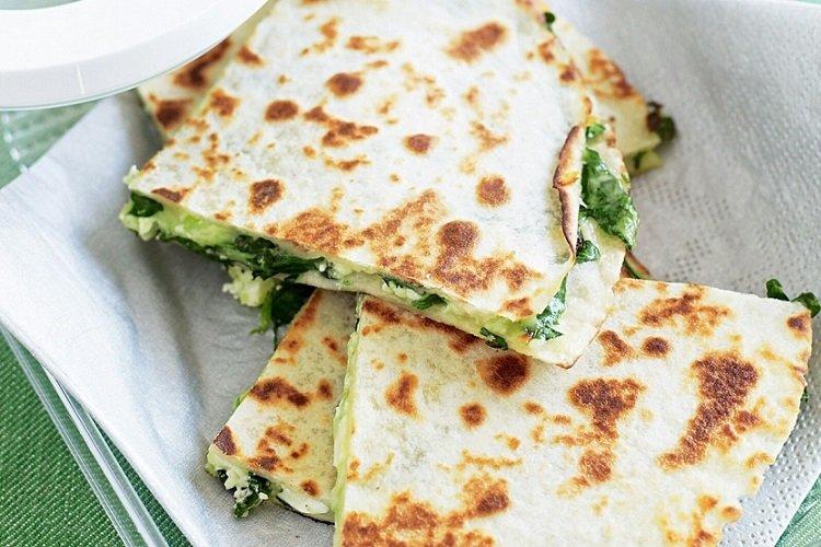 Gâteaux au fromage avec du fromage cottage et des épinards