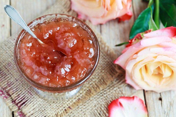 Confiture de pétales de rose à l'acide tartrique