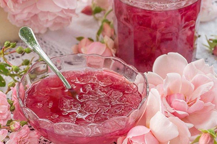 Confiture aux pétales de rose, anis étoilé, cannelle et clou de girofle