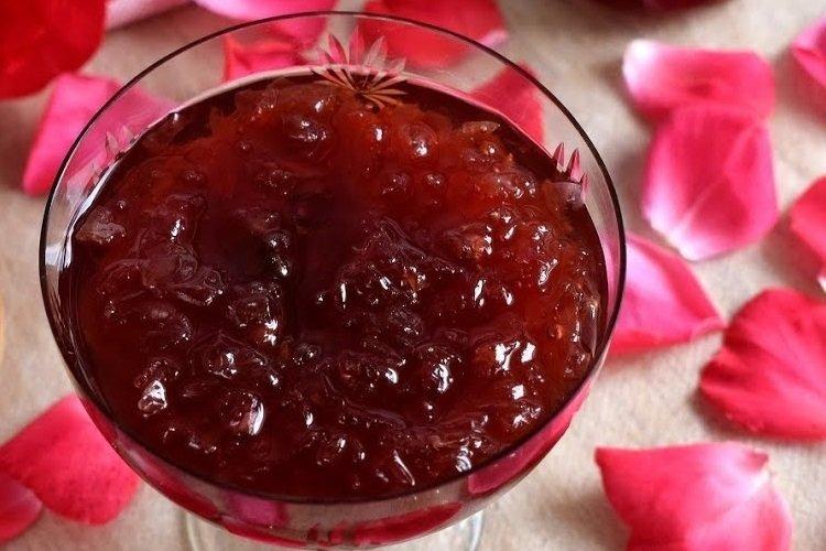Confiture aux pétales de rose et à la menthe
