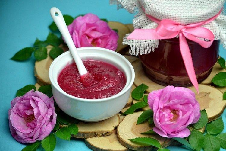 Confiture épaisse aux pétales de rose, pomme et citron