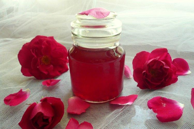 Confiture transparente aux pétales de rose