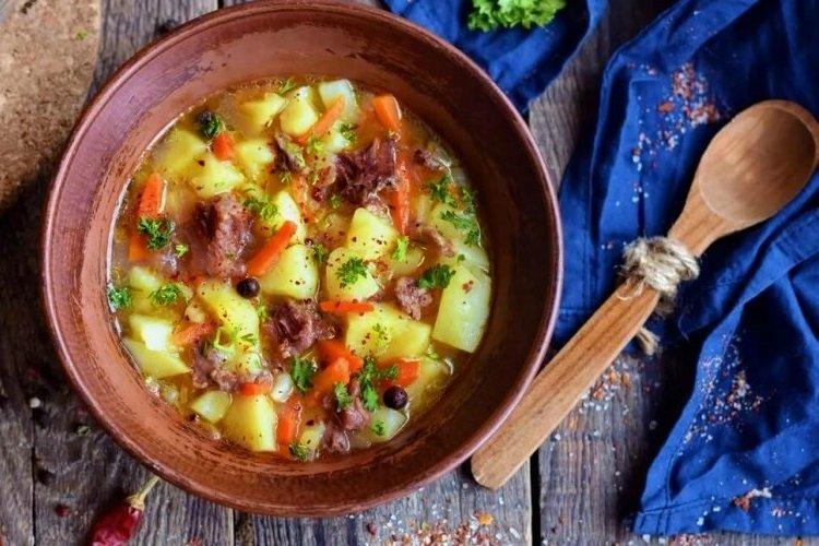 Pommes de terre à l'étouffée avec ragoût