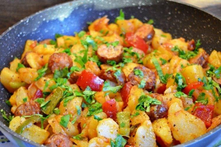 Compote de pommes de terre aux légumes et saucisses de chasse