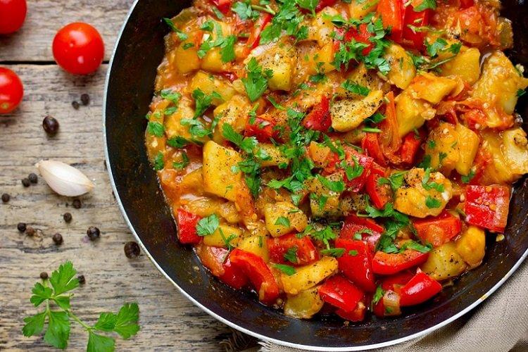 Compote de pommes de terre aux tomates et poivrons