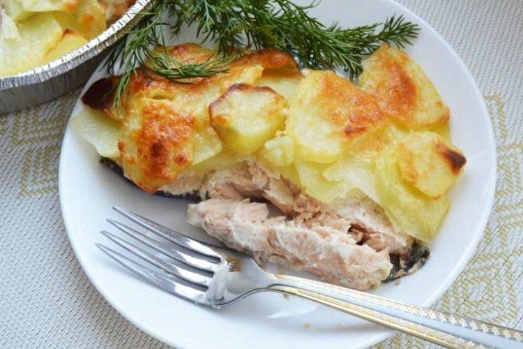 Poisson rouge au four avec pommes de terre et fromage