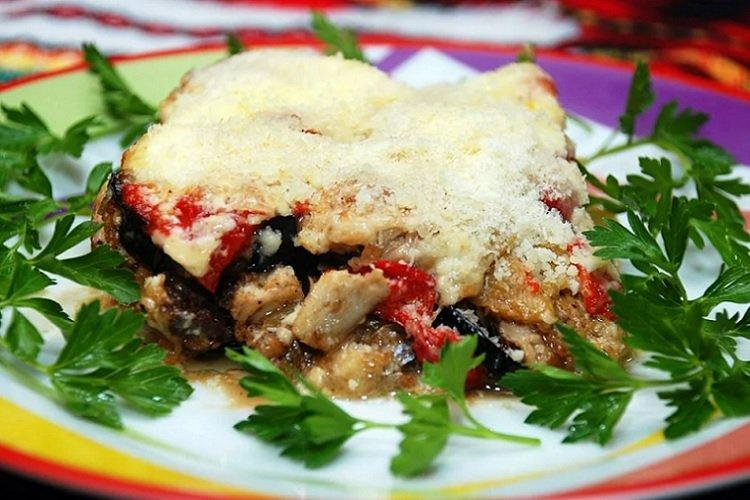 Poisson rouge au four avec aubergines et fromage