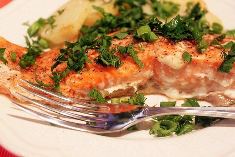 Poisson rouge sur un oreiller d'oignon au four