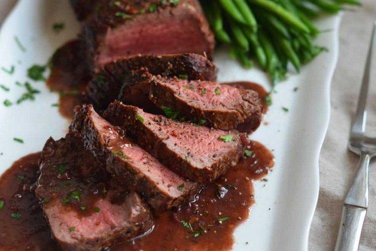 Rôti de boeuf à la sauce tomate