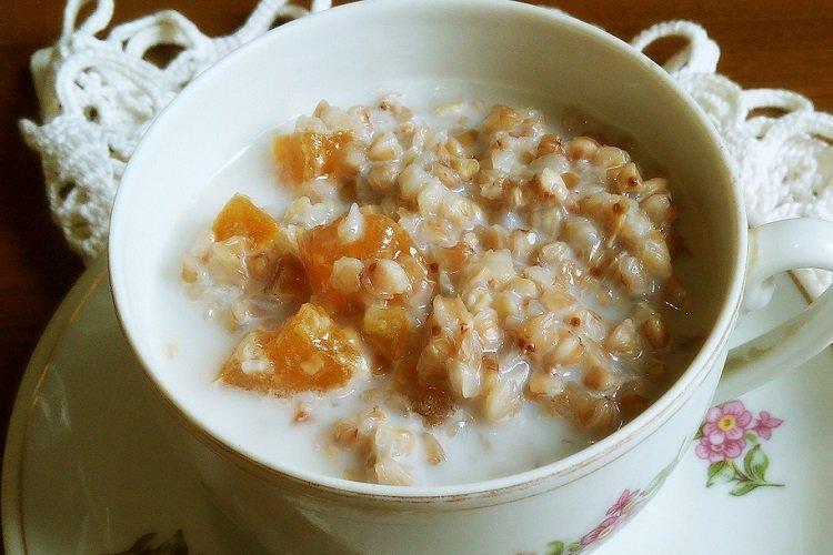 Bouillie de lait au sarrasin, citrouille et pomme
