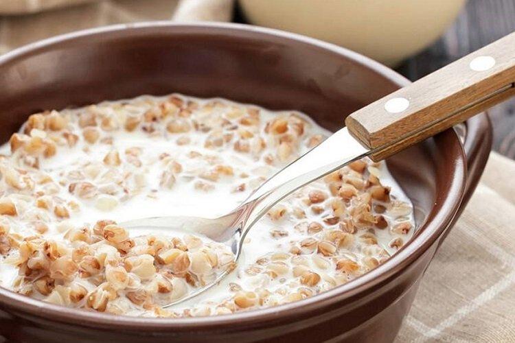 Bouillie de sarrasin sur l'eau avec du lait