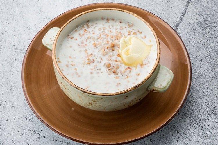 Bouillie de sarrasin au lait pour enfants