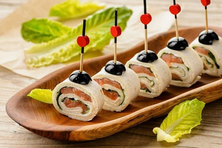 Rouleau de lavash au fromage, olives et poisson rouge