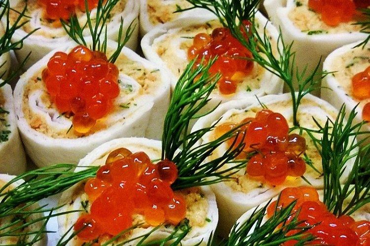 Rouleau de lavash au saumon, fromage à la crème et caviar rouge