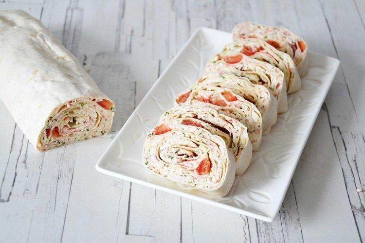 Saumon aux herbes et bâtonnets de crabe dans du pain pita