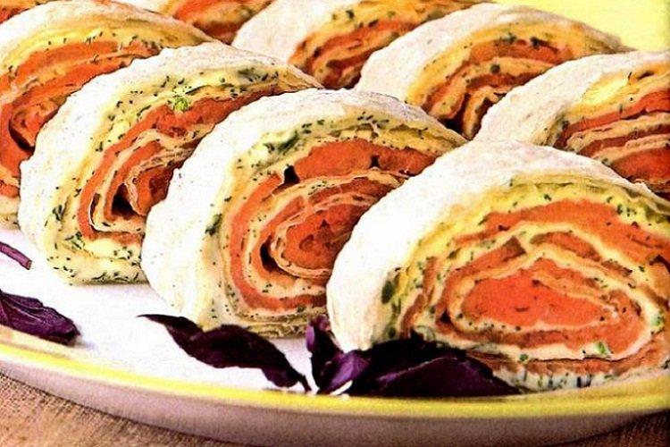 Rouleau de lavash au poisson rouge, omelette et fromage