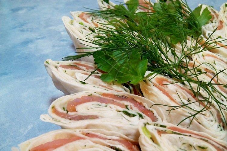Poisson rouge au fromage de brebis et herbes en pain pita