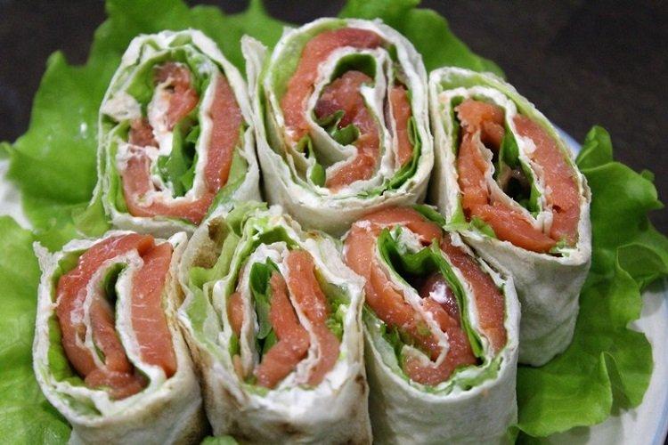 Rouleau de lavash au fromage, poisson rouge et laitue