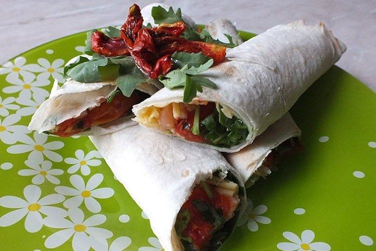 Rouleau de lavash au poisson rouge, herbes et tomates séchées