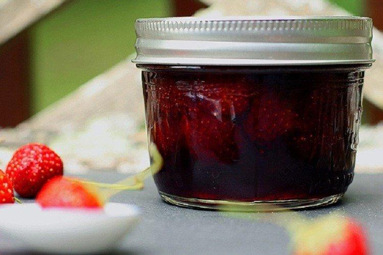 Confiture de fraises avec des baies entières dans une mijoteuse