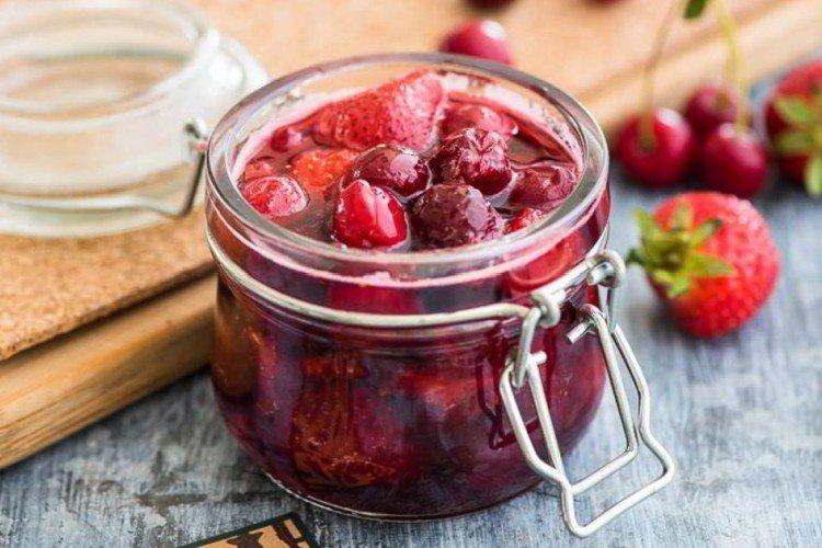 Confiture de fraises et cerises aux baies entières