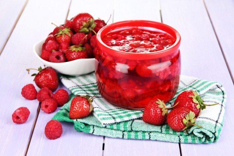 Confiture aux baies entières de fraises et framboises