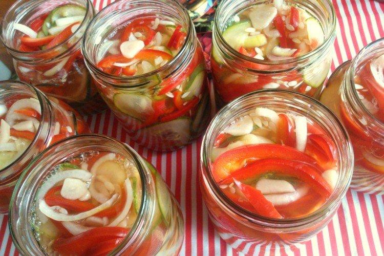 Salade de concombres et poivrons pour l'hiver