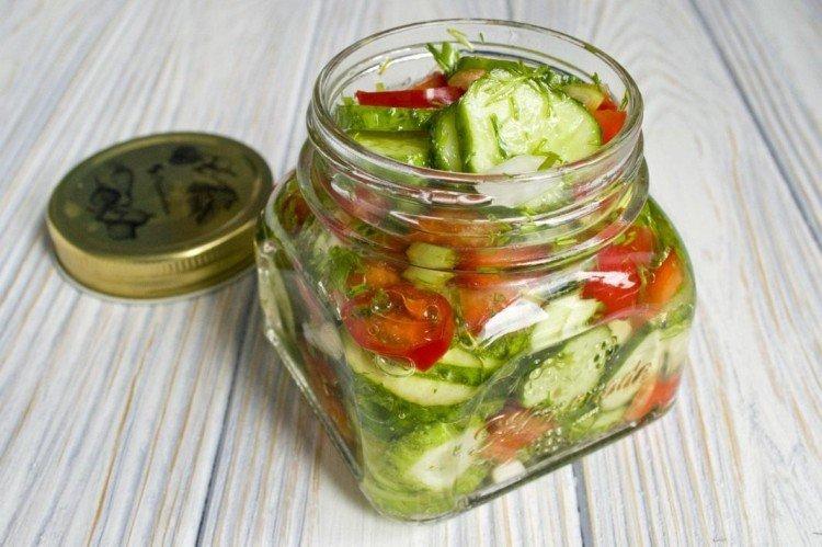 Salade de concombres et piments forts pour l'hiver