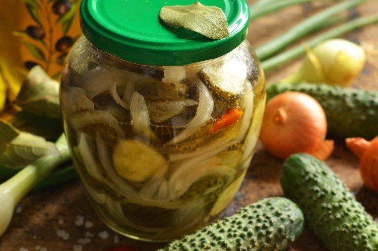 Salade de concombre aux oignons pour l'hiver