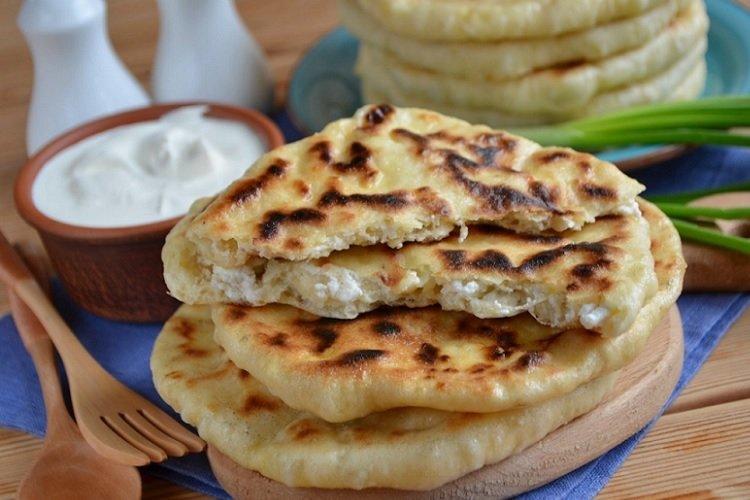 Gâteaux au fromage cottage dans une casserole