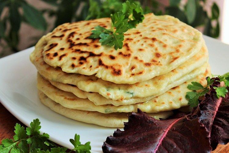 Tortillas à l'ail avec du fromage dans une casserole