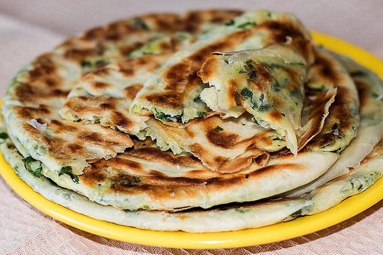 Pains plats aux herbes dans une poêle