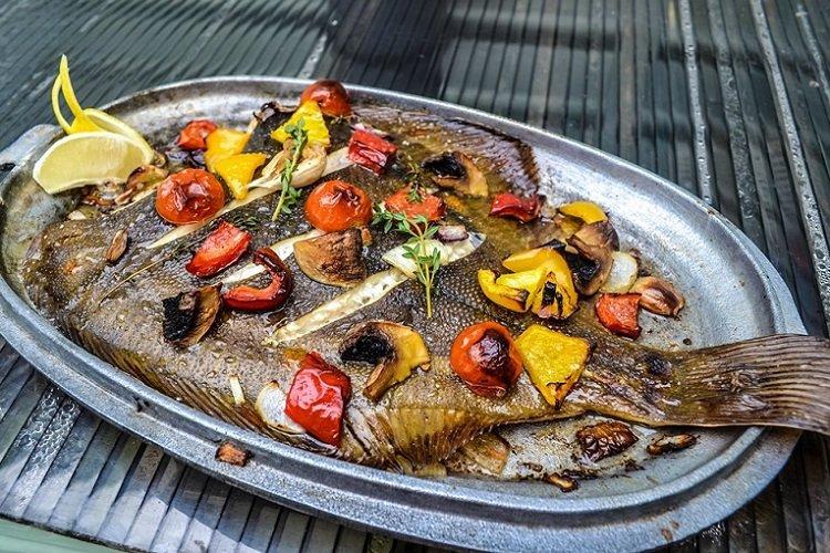 Flet au four avec des légumes