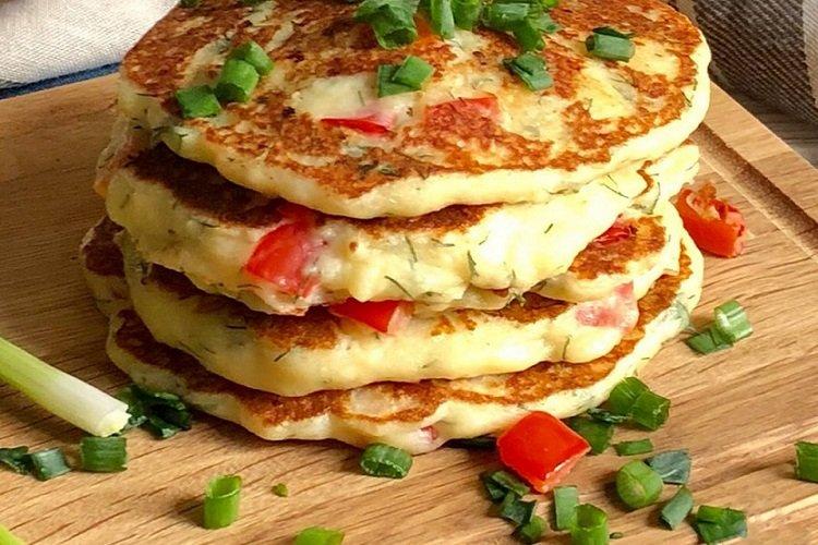 Gâteaux de kéfir avec du fromage et des tomates