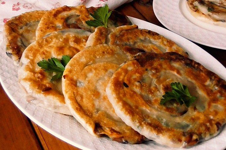 Crêpes aux champignons dans une poêle