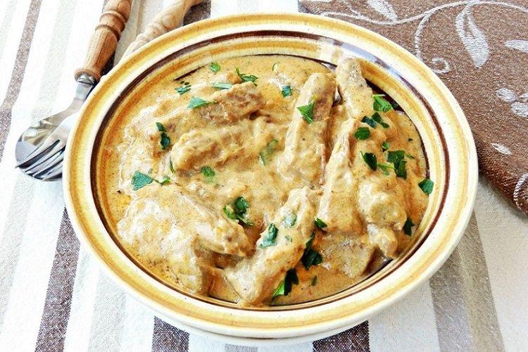 Porc mijoté à la crème sure