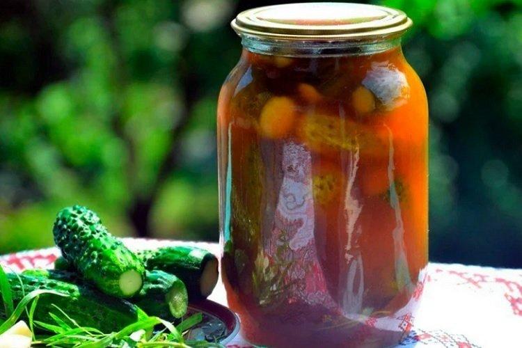 Concombres au ketchup épicé pour l'hiver